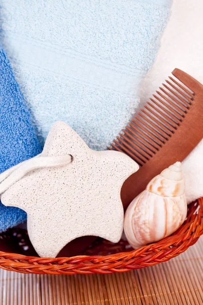 Foot stone and towels in basket — Stock Photo, Image