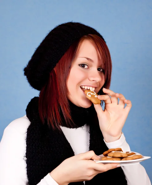 Menina bonito comer biscoitos — Fotografia de Stock