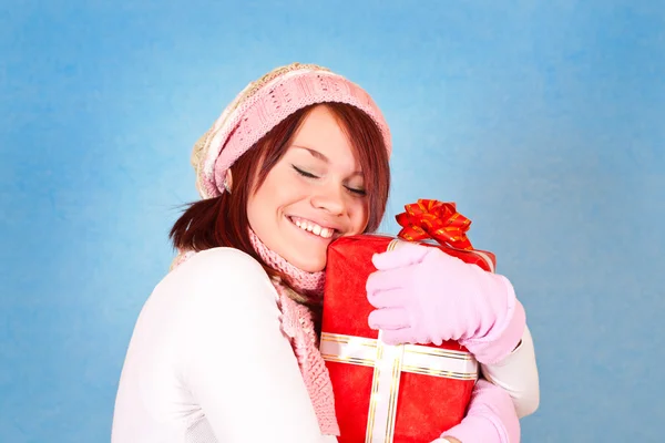 Chica abrazando el presente —  Fotos de Stock