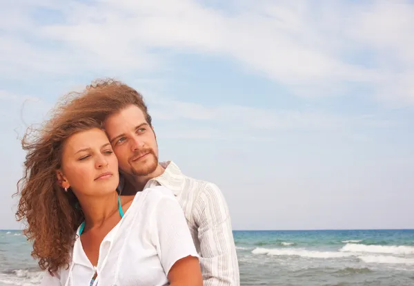 Milující pár se baví u moře — Stock fotografie