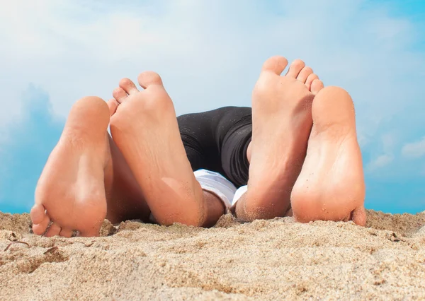 カップルの feets と砂で遊ぶこと — ストック写真