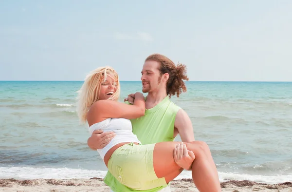Casal feliz junto ao mar — Fotografia de Stock