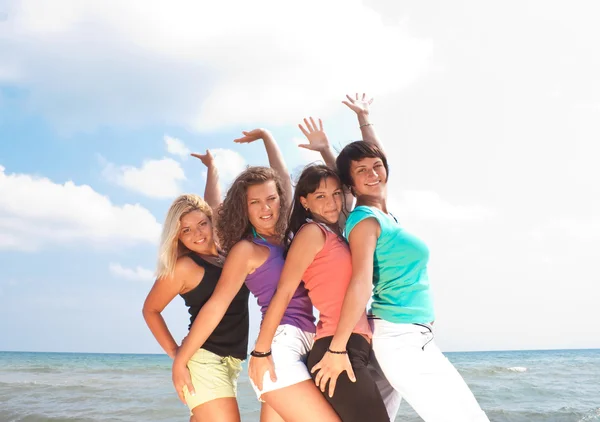 Gelukkig meisjes op vakantie — Stockfoto