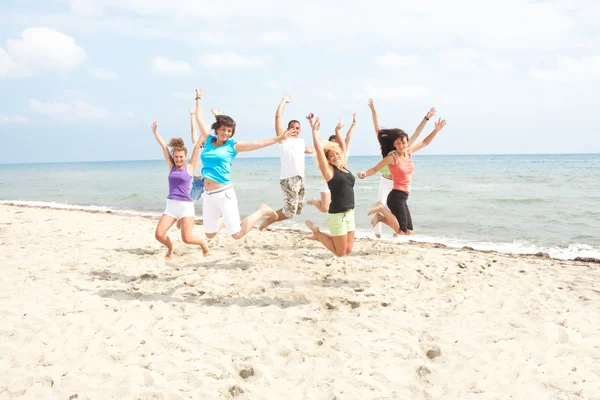 Šťastný skákání na pláži — Stock fotografie