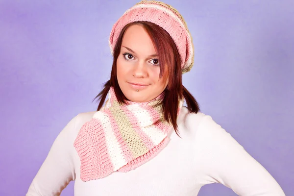 Winter meisje op paarse achtergrond — Stockfoto