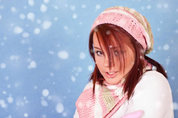 Meisje bevriezing op sneeuw — Stockfoto