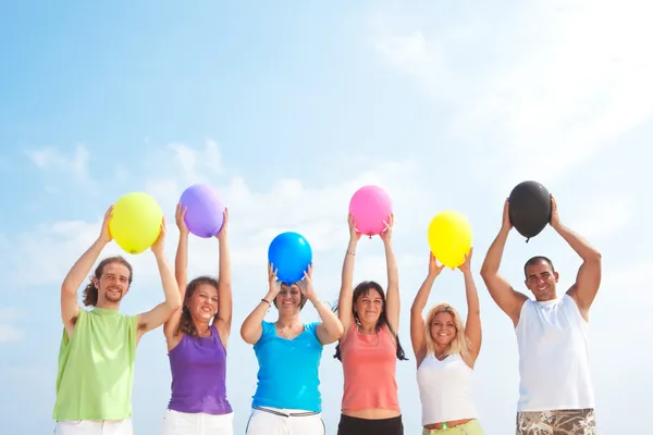 Med ballonger i många färger — Stockfoto