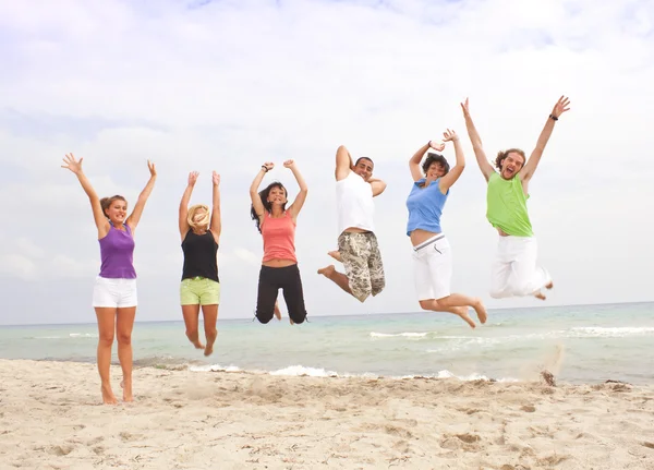 Boldog jumping a strandon — Stock Fotó