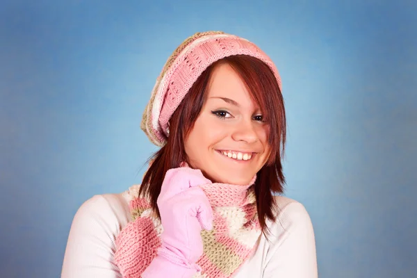 Menina sorridente em cachecol e chapéu — Fotografia de Stock
