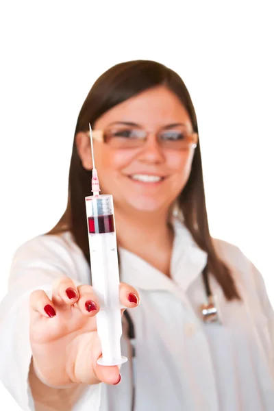 Ženský lékař držící stříkačku — Stock fotografie