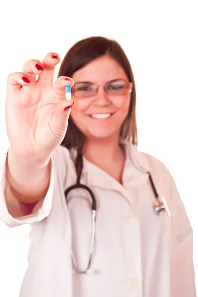 Ženský doktor držící pilulku — Stock fotografie