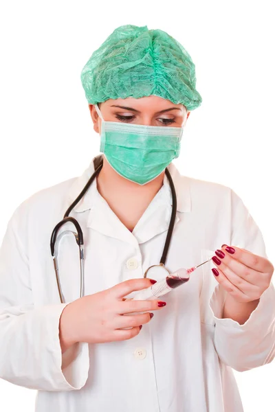 Doctora sosteniendo una jeringa — Foto de Stock