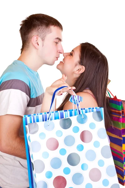 Pareja feliz con bolsas besándose — Foto de Stock