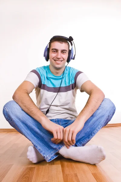 Człowiek na podłodze słuchania muzyki — Zdjęcie stockowe