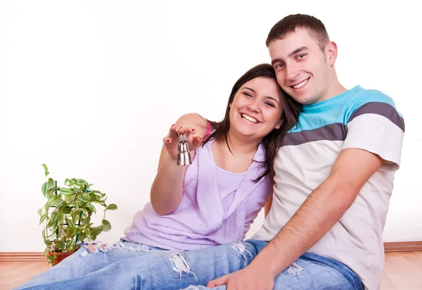Lyckliga par i ny lägenhet — Stockfoto