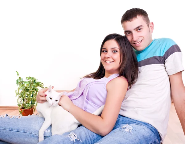 Young couple on the floor with cat — Stock Photo, Image