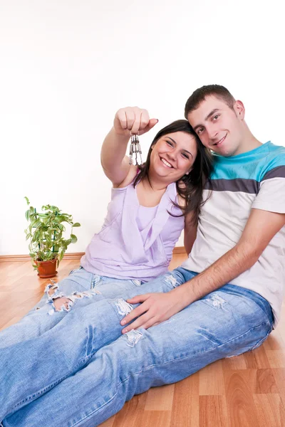Couple showing keys to new apartment — Stock Photo, Image