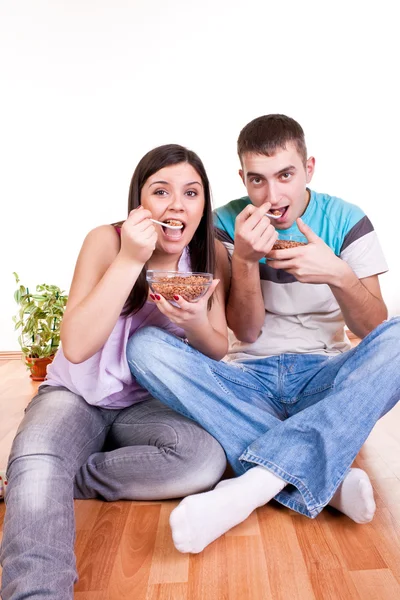 Casal no chão comendo — Fotografia de Stock