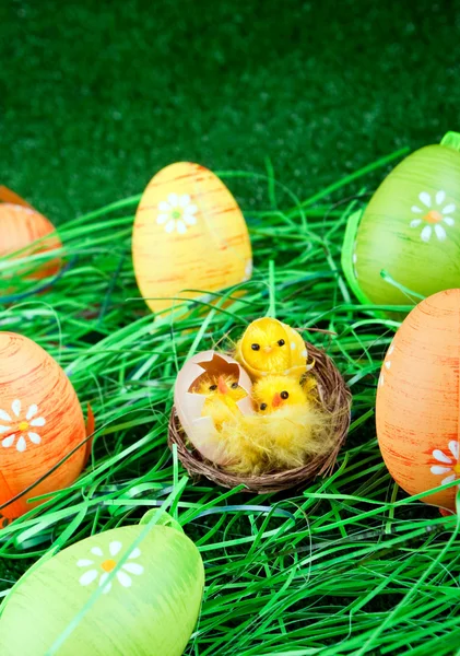 Wielkanocne jajka i kury w trawie — Zdjęcie stockowe