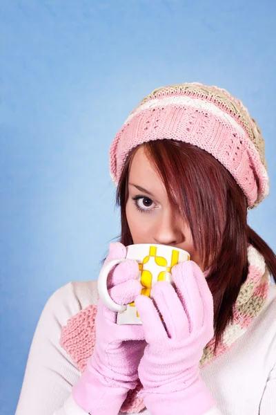 Hermosa chica bebiendo té —  Fotos de Stock