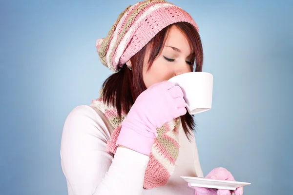 Młoda kobieta pijąca herbatę — Zdjęcie stockowe