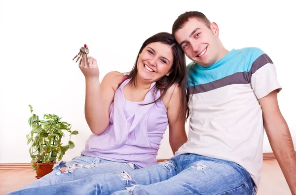 Giovani chiavi coppia wiht in nuovo appartamento — Foto Stock