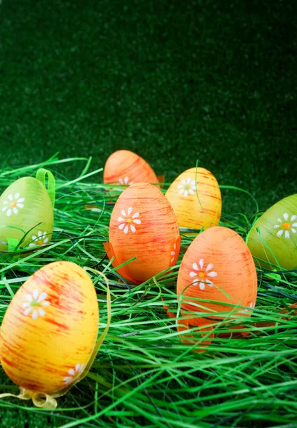 Ovos de Páscoa coloridos na grama — Fotografia de Stock