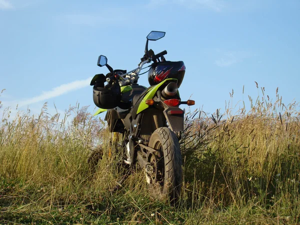 Motorrad mit Helm bei sonnigem Wetter — Stockfoto