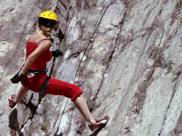 Das Mädchen klettert im Fels — Stockfoto