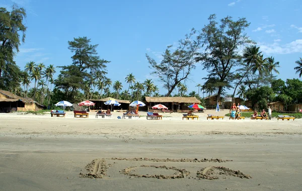 Widok na plażę z palmy kokosowe — Zdjęcie stockowe