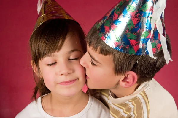 Chłopiec i dziewczynka w Boże Narodzenie czapki — Zdjęcie stockowe