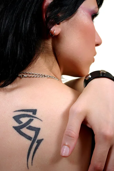 Женщина с татуировкой — стоковое фото