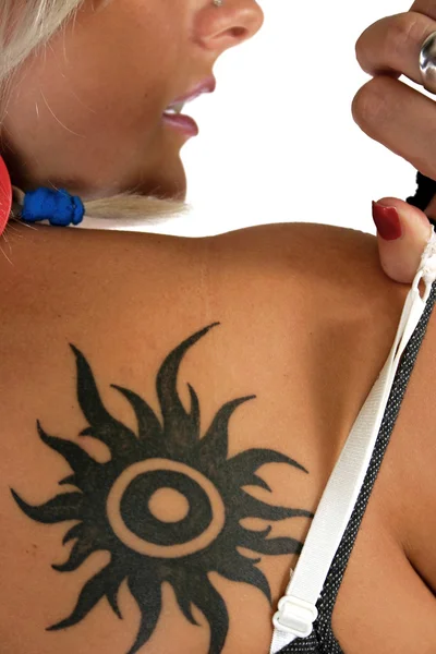 Mujer con tatuaje — Foto de Stock