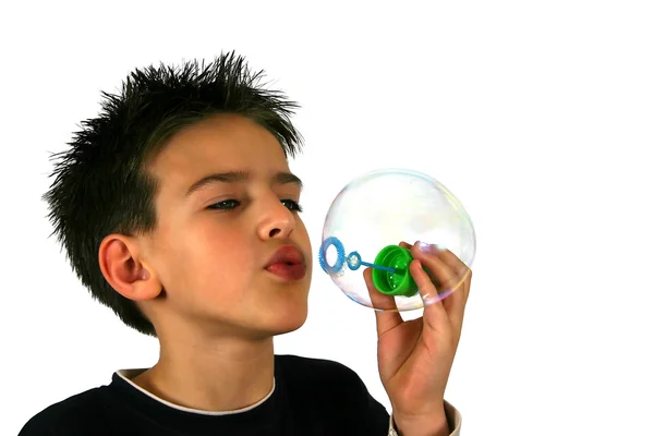 Мальчик взрывает воздушный шар — стоковое фото