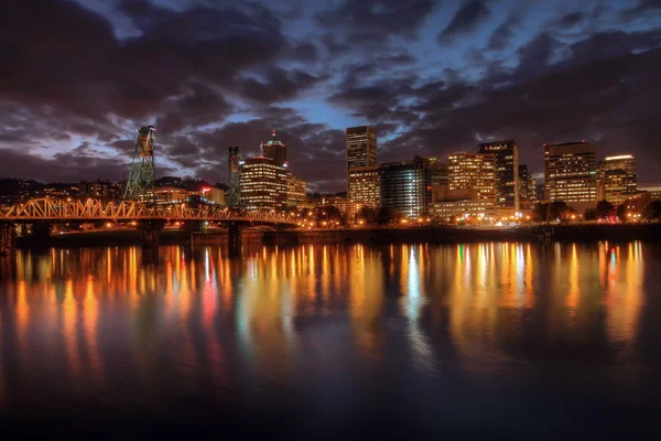波特兰市中心地平线在晚上 — 图库照片