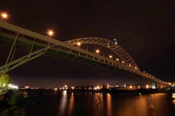 Ponte Fremont sobre o rio Willamette — Fotografia de Stock
