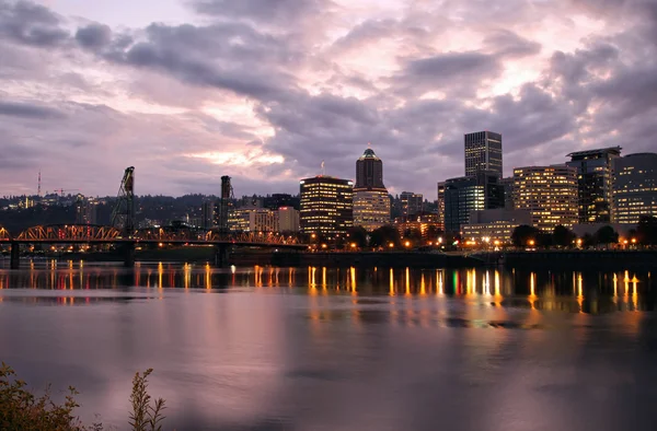 Alacakaranlıkta Portland şehir manzarası — Stok fotoğraf