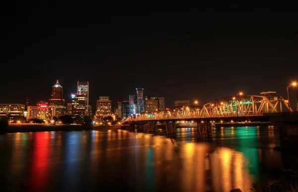 Центр міста Skyline Портленд вночі — стокове фото