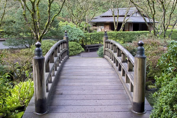 Puente en el jardín japonés — Foto de Stock