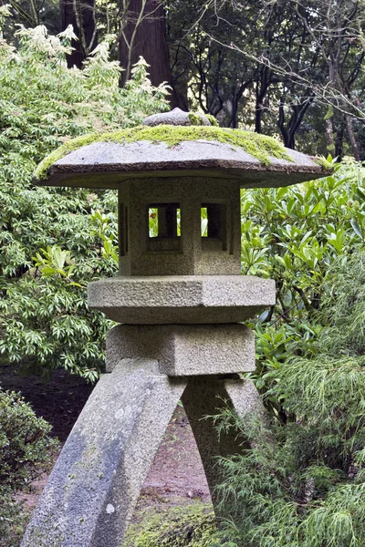 Linterna de piedra en el jardín japonés —  Fotos de Stock