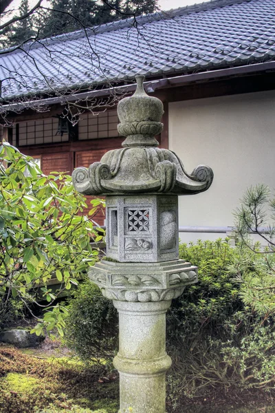 Linterna de piedra en el jardín japonés — Foto de Stock