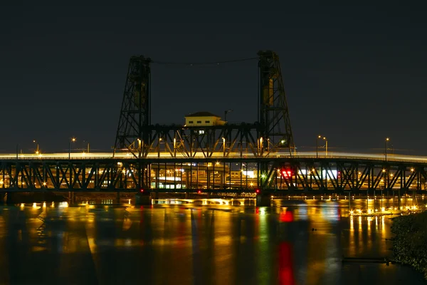 Lichtschilder über Stahlbrücke — Stockfoto
