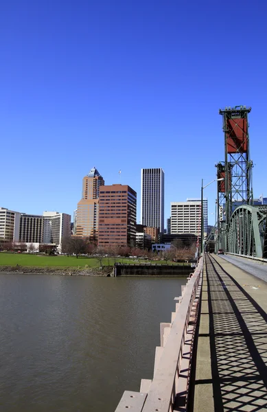 Menyeberangi jembatan ke pusat kota Portland — Stok Foto