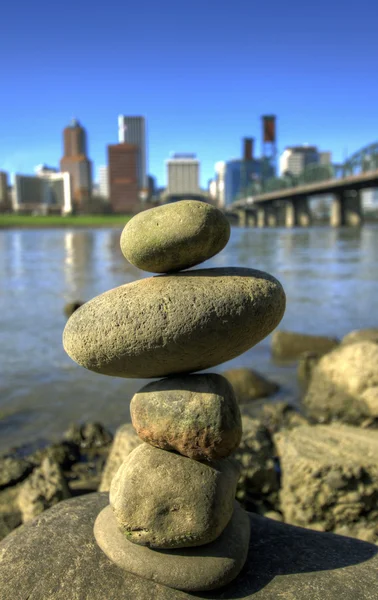 Balanceamento de rochas contra o City Skyline — Fotografia de Stock