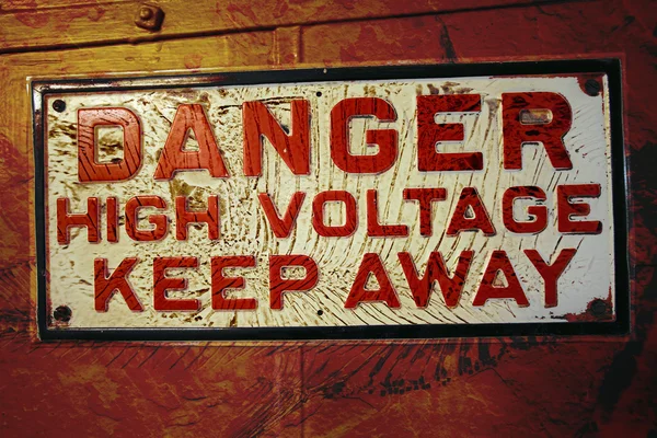 Grunge tehlike yüksek gerilim işareti — Stok fotoğraf