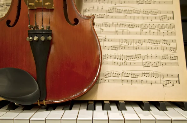 Teclas para piano de violín y hojas de música — Foto de Stock