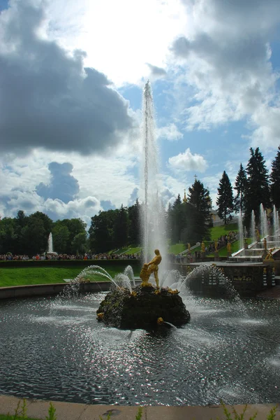 Warbling фонтан у Петергофі — стокове фото