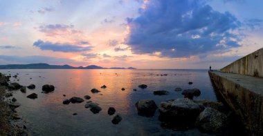 Deniz mavi güneşli gökyüzü, Crimea altında