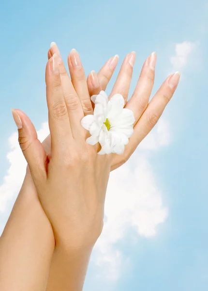 Schöne Nägel und weibliche Finger — Stockfoto