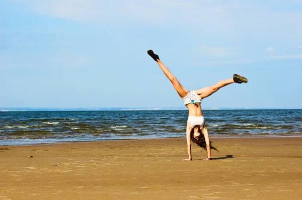 Exercising on the beach — Stock Photo, Image